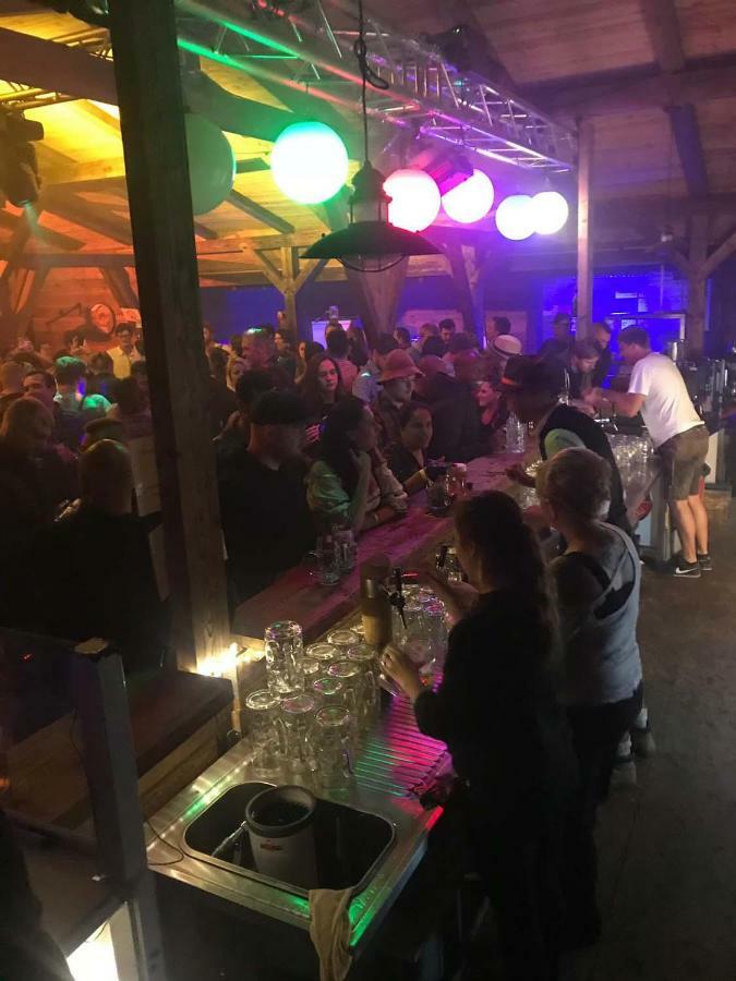 Oktoberfest Wiesn Camp Lodge Munique Exterior foto