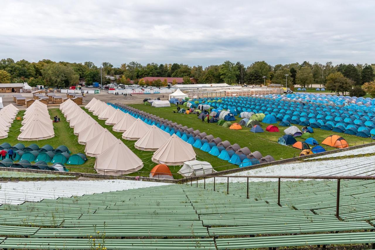 Oktoberfest Wiesn Camp Lodge Munique Exterior foto